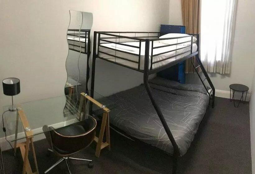 فندق Home Backpackers