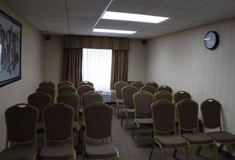 Отель Jameson Inn And Suites Riverdale