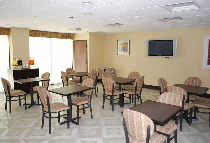 Отель Jameson Inn And Suites Riverdale