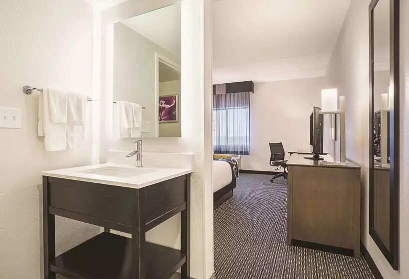 هتل La Quinta By Wyndham Baltimore Bwi Airport