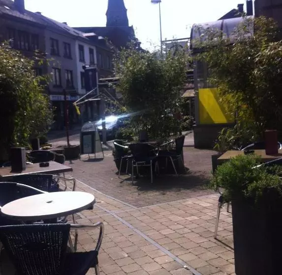 هتل Les Arcades   La Roche En Ardenne