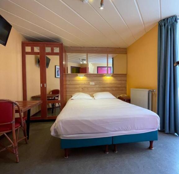 هتل Les Arcades La Roche En Ardenne