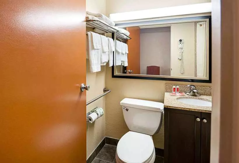 هتل Quality Inn Near Pimlico Racetrack