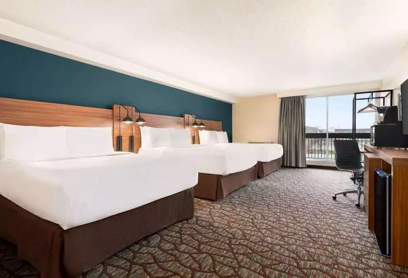 Hotel Wyndham Garden Niagara Falls Fallsview