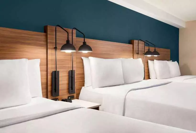 Hotel Wyndham Garden Niagara Falls Fallsview