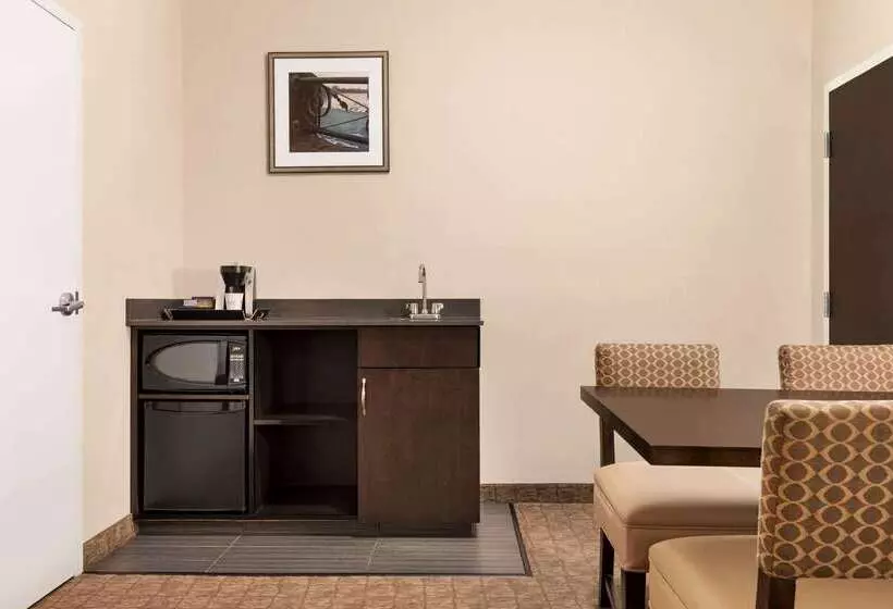 Hotel Wyndham Garden Niagara Falls Fallsview