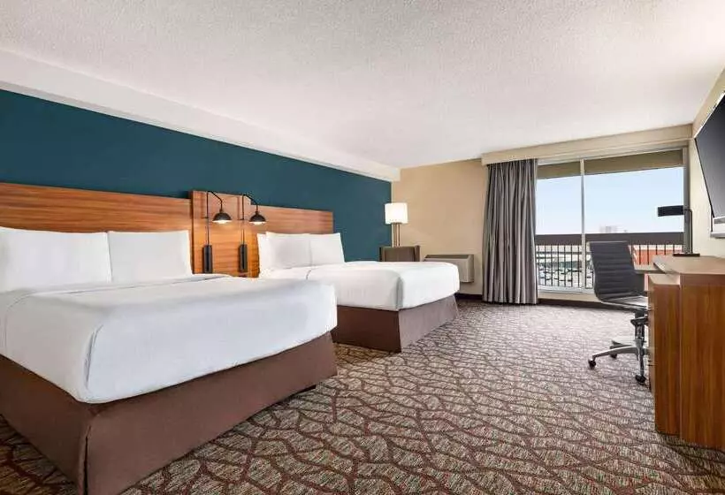 Hotel Wyndham Garden Niagara Falls Fallsview