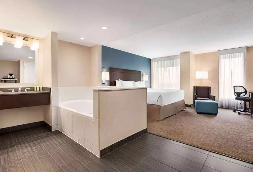 Hotel Wyndham Garden Niagara Falls Fallsview