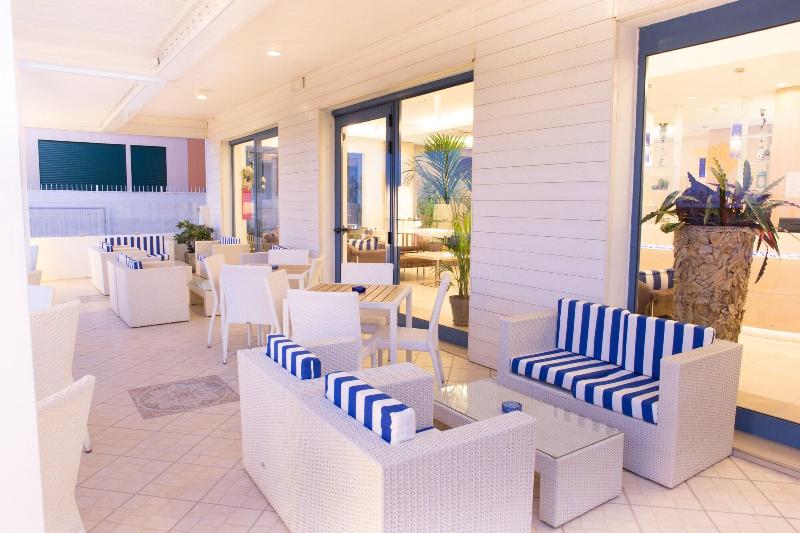 هتل Alexandra   Beach Front  Xxl Breakfast & Brunch Until 12 30pm