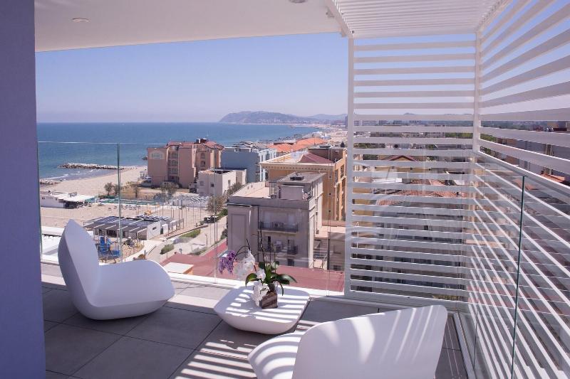 هتل Alexandra   Beach Front  Xxl Breakfast & Brunch Until 12 30pm