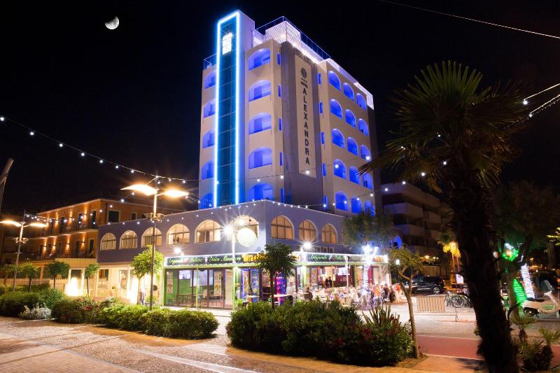 هتل Alexandra   Beach Front  Xxl Breakfast & Brunch Until 12 30pm