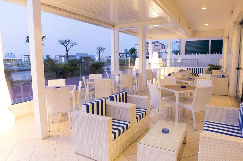 هتل Alexandra   Beach Front  Xxl Breakfast & Brunch Until 12 30pm