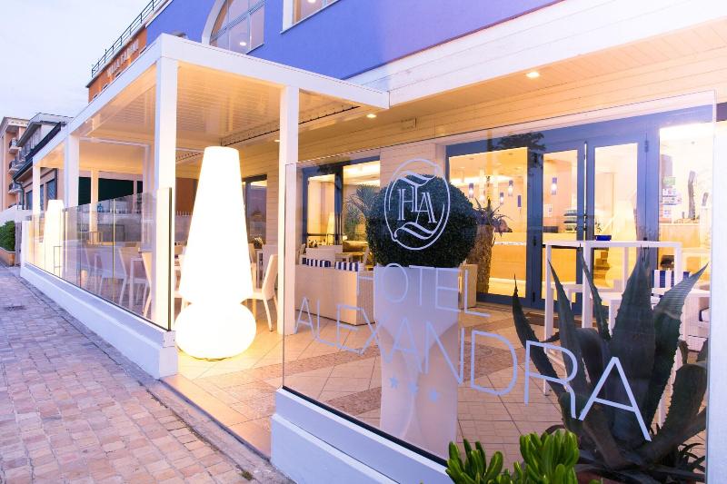 هتل Alexandra   Beach Front  Xxl Breakfast & Brunch Until 12 30pm