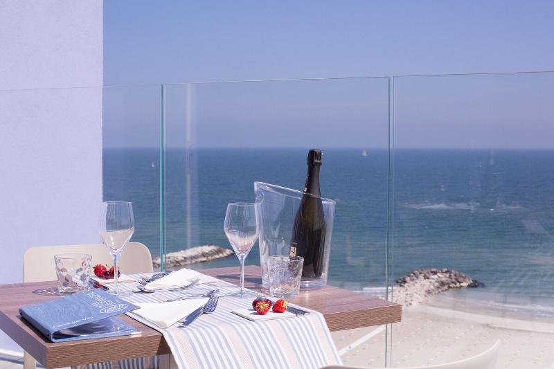 هتل Alexandra   Beach Front  Xxl Breakfast & Brunch Until 12 30pm