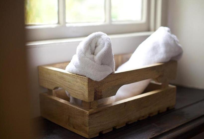 Отель Pear Tree Inn Whitley