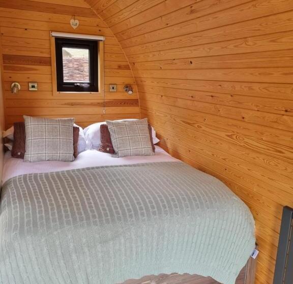 Отель Pear Tree Inn Whitley