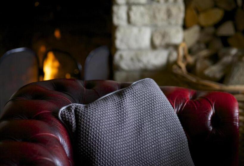 Отель Pear Tree Inn Whitley