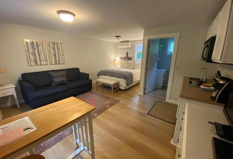 Hanscom's Motel & Cottages