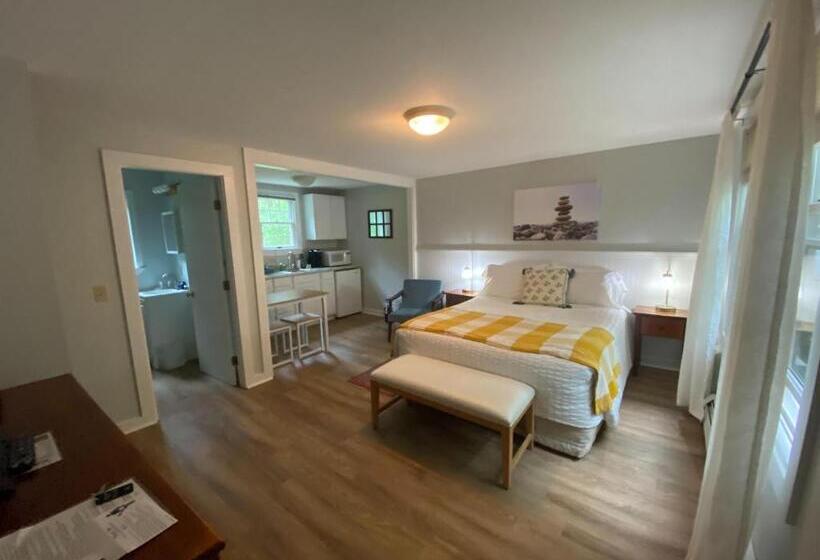 Hanscom's Motel & Cottages