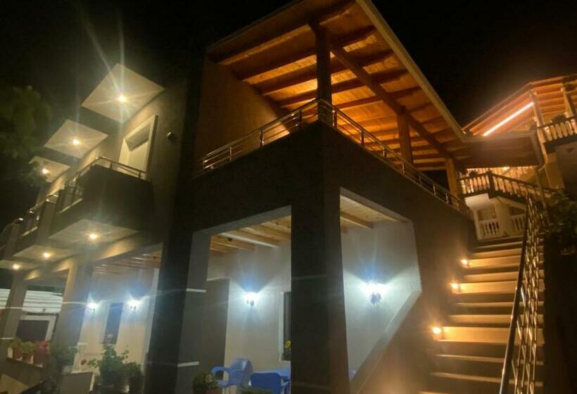 פנסיון Maison Apartments