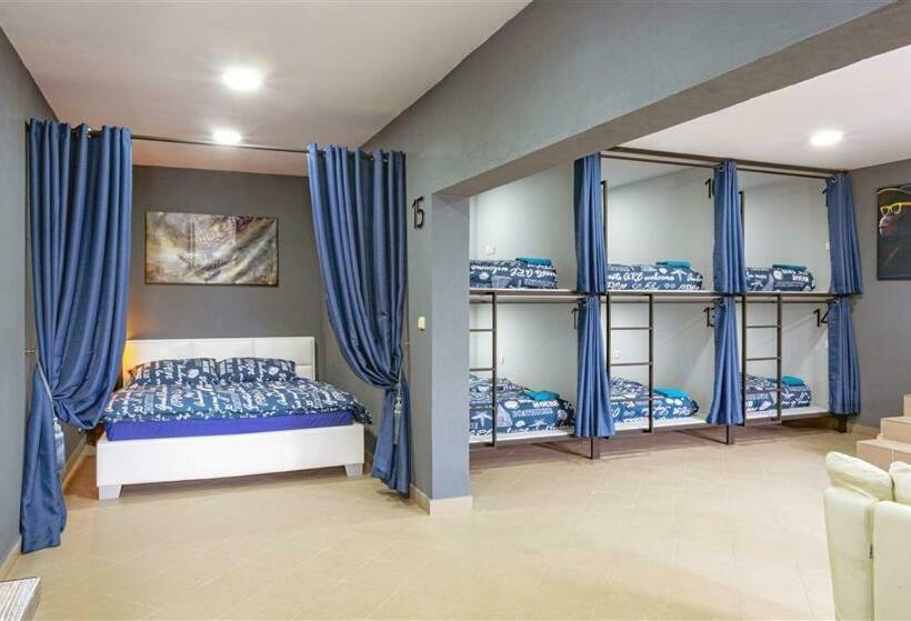 胶囊酒店 Hostel Iron Cube