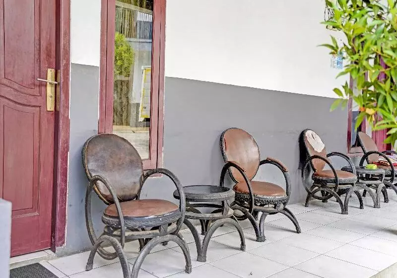 Hotelli Oyo 90405 Penginapan Sasti Kuningan
