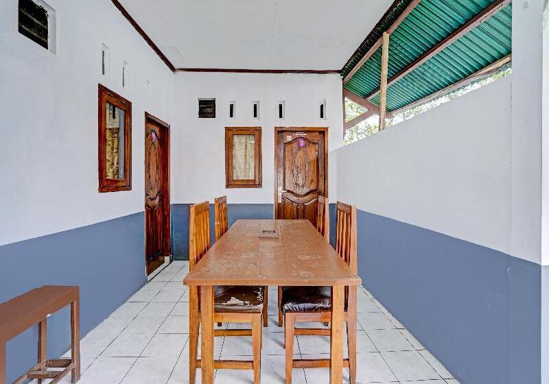 호텔 Oyo 90405 Penginapan Sasti Kuningan