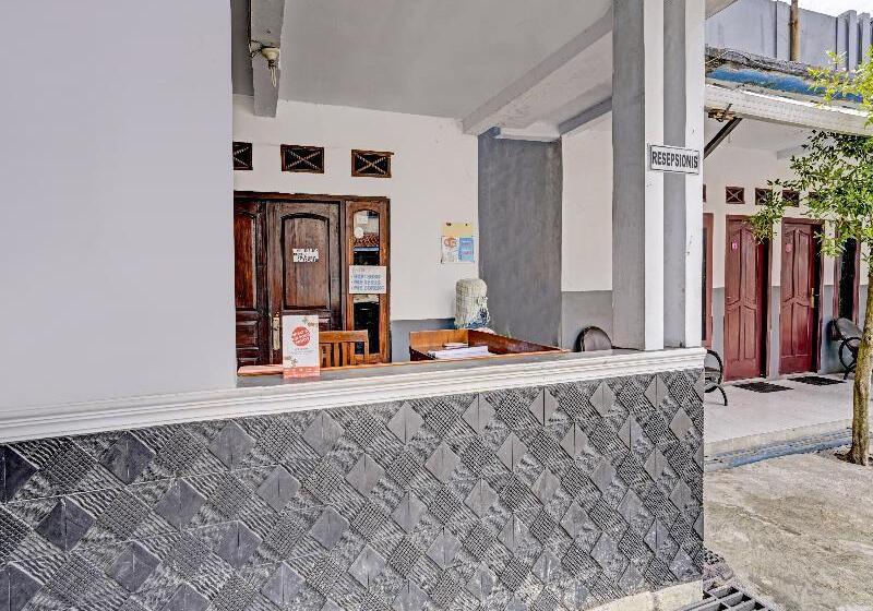 호텔 Oyo 90405 Penginapan Sasti Kuningan