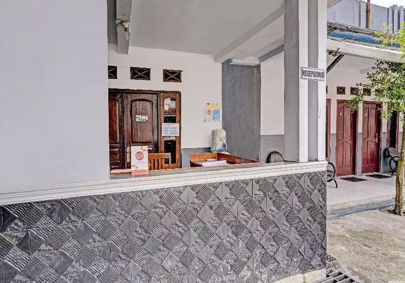 Hotelli Oyo 90405 Penginapan Sasti Kuningan