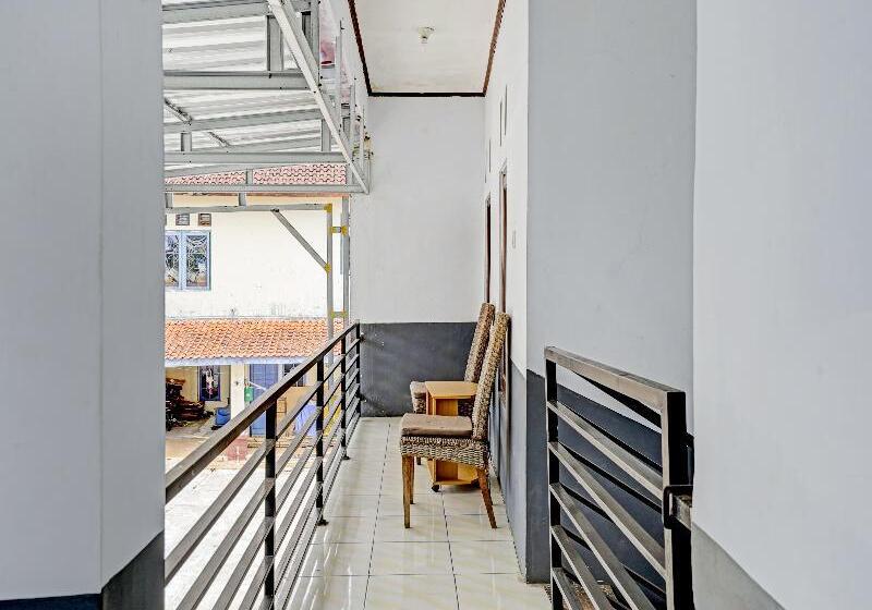 호텔 Oyo 90405 Penginapan Sasti Kuningan