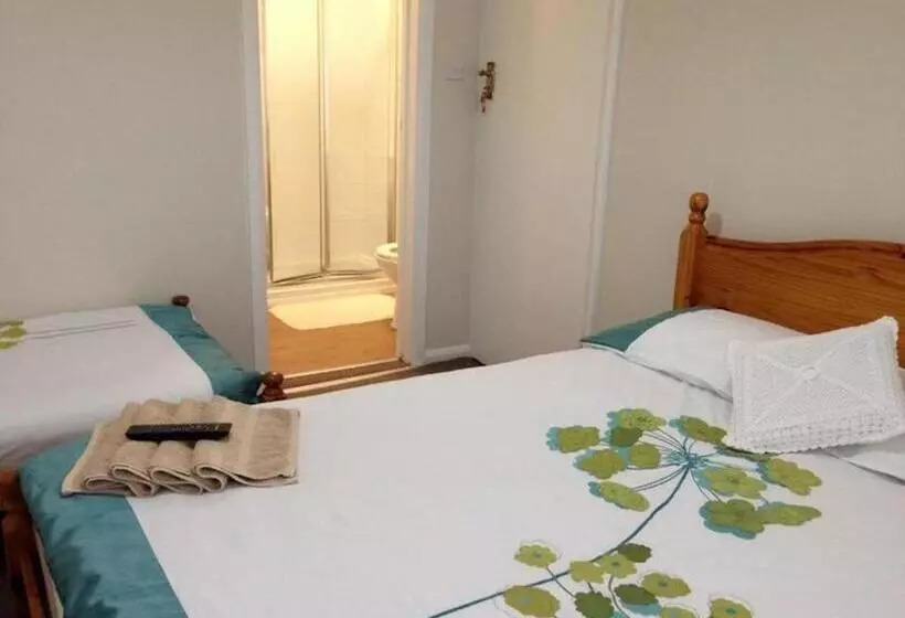 Majatalo Room In Guest Room   Comfortable Family Room With Tv, Free Fast Wifi, Sleeps 4 With 1 Bunk Bed