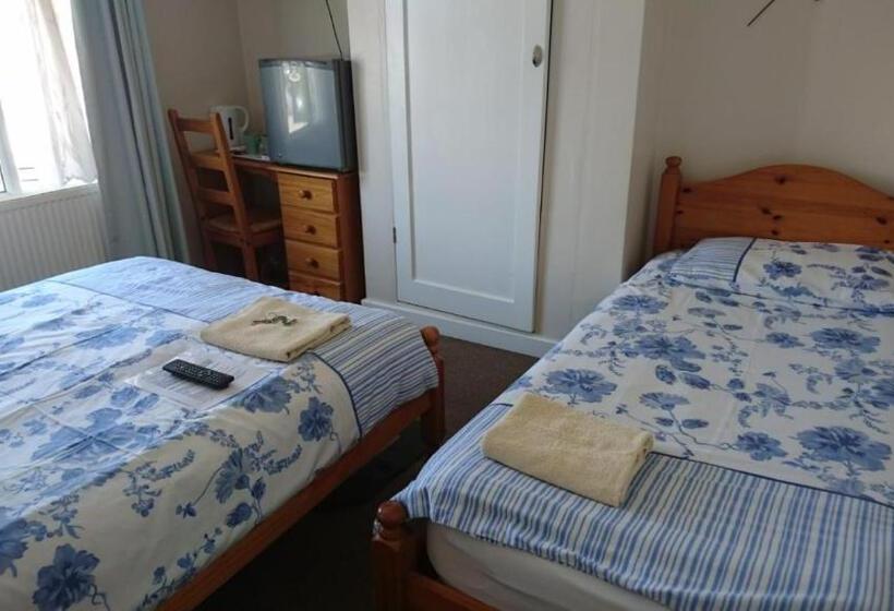Pension Room In Guest Room Comfortable Family Room With Tv, Free Fast Wifi, Sleeps 4 With 1 Bunk Bed