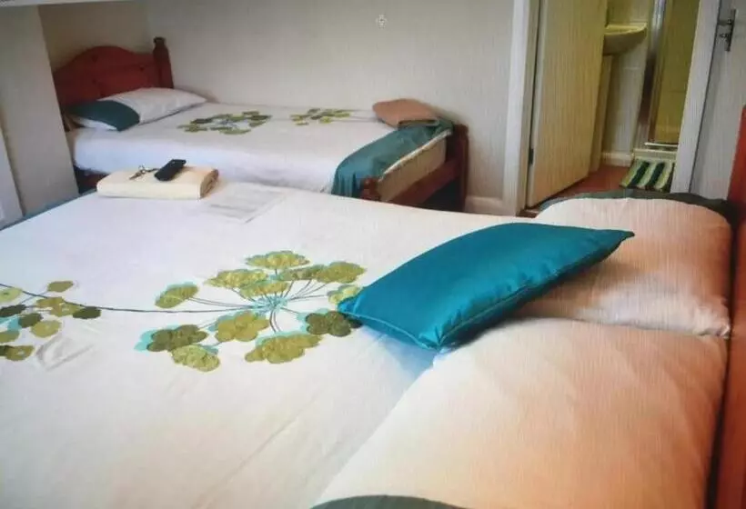 Majatalo Room In Guest Room   Comfortable Family Room With Tv, Free Fast Wifi, Sleeps 4 With 1 Bunk Bed