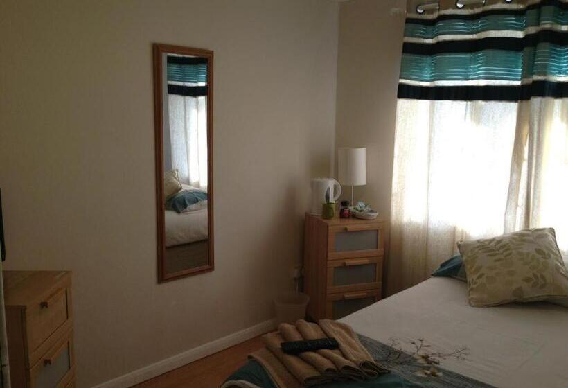 Pension Room In Guest Room Comfortable Family Room With Tv, Free Fast Wifi, Sleeps 4 With 1 Bunk Bed