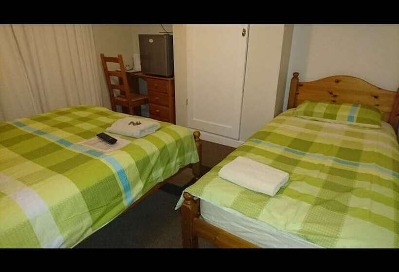 Pension Room In Guest Room Comfortable Family Room With Tv, Free Fast Wifi, Sleeps 4 With 1 Bunk Bed