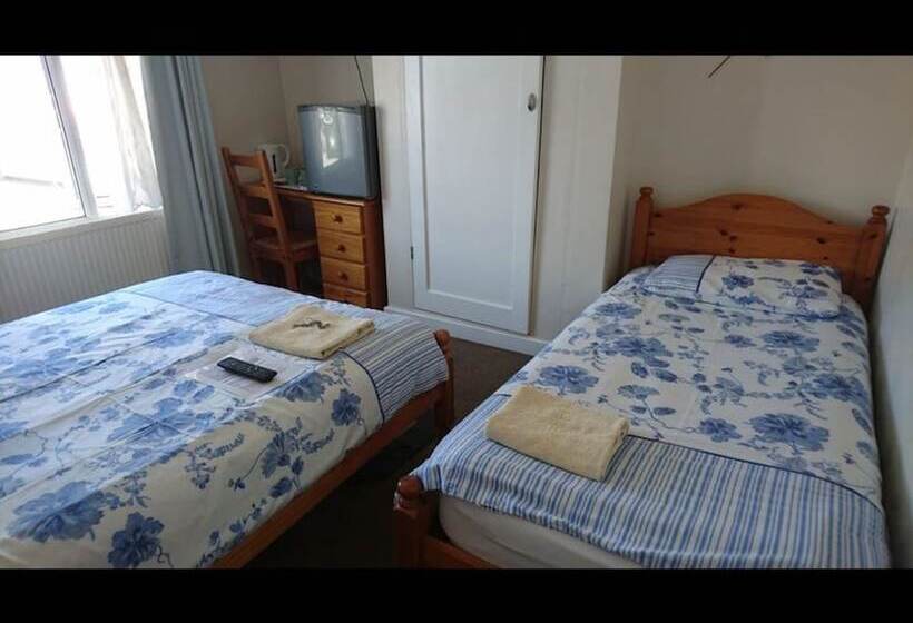Pension Room In Guest Room Comfortable Family Room With Tv, Free Fast Wifi, Sleeps 4 With 1 Bunk Bed