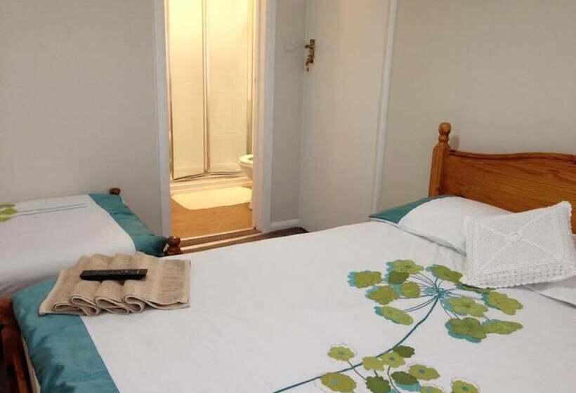 Pension Room In Guest Room Comfortable Family Room With Tv, Free Fast Wifi, Sleeps 4 With 1 Bunk Bed
