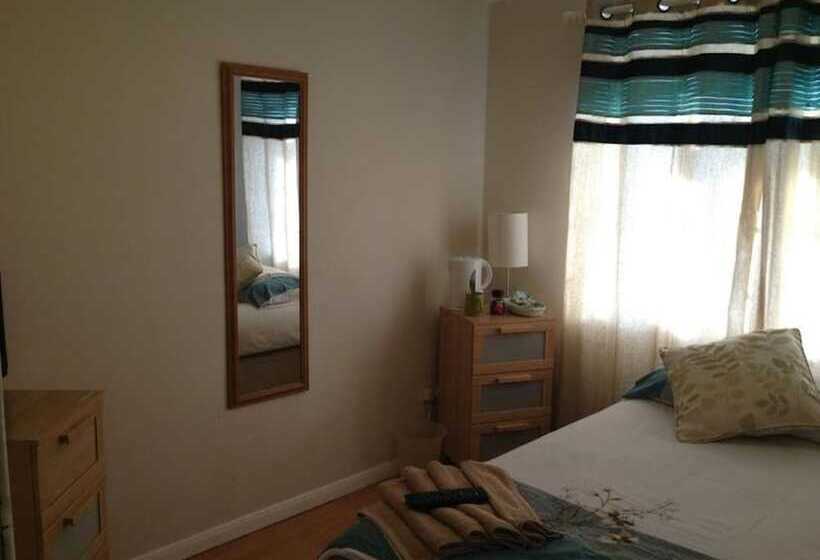 Pension Room In Guest Room Comfortable Family Room With Tv, Free Fast Wifi, Sleeps 4 With 1 Bunk Bed