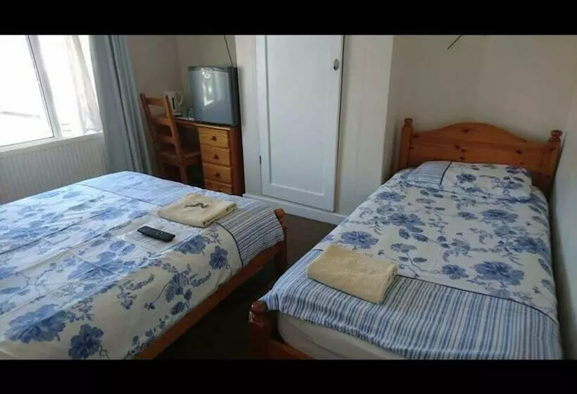 Majatalo Room In Guest Room   Comfortable Family Room With Tv, Free Fast Wifi, Sleeps 4 With 1 Bunk Bed