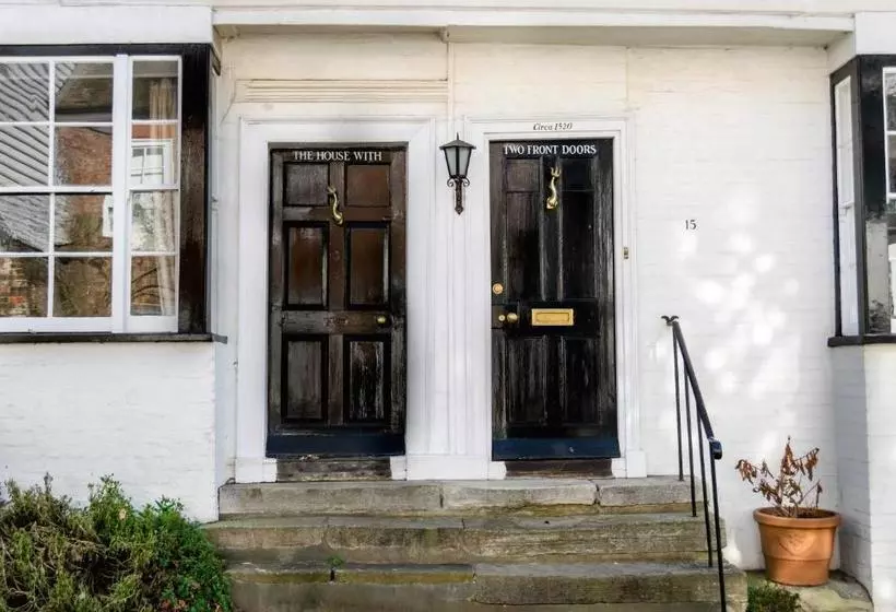 Aamiaismajoitus (B&B) The House With Two Front Doors