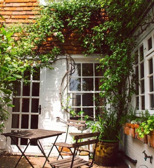 민박 The House With Two Front Doors