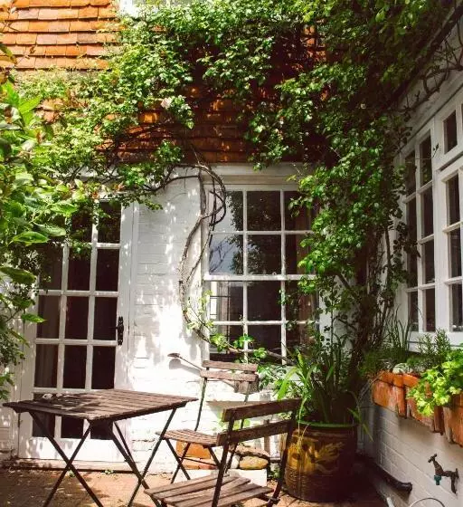 Aamiaismajoitus (B&B) The House With Two Front Doors