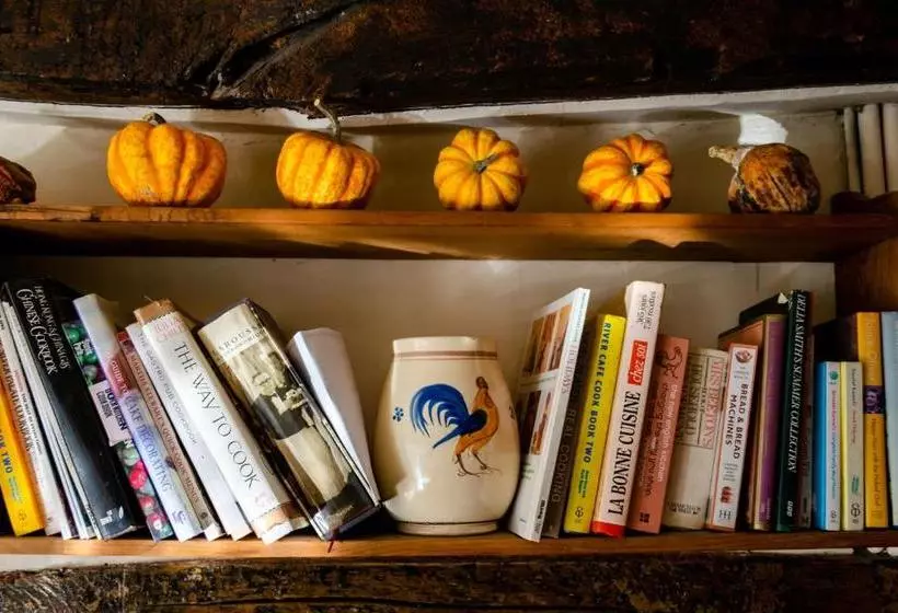 Aamiaismajoitus (B&B) The House With Two Front Doors