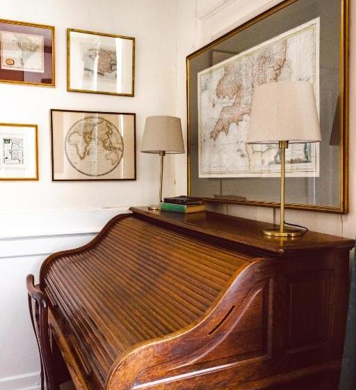 민박 The House With Two Front Doors