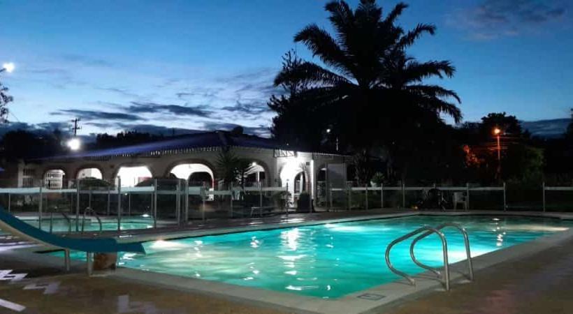 호텔 Club Bella Suiza   Carlos Ossa Escobar