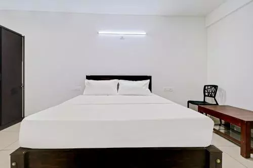 ホテル Spot On 80018 Vardhaman Dhanashala Residency