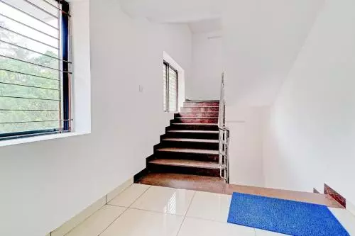 ホテル Spot On 80018 Vardhaman Dhanashala Residency