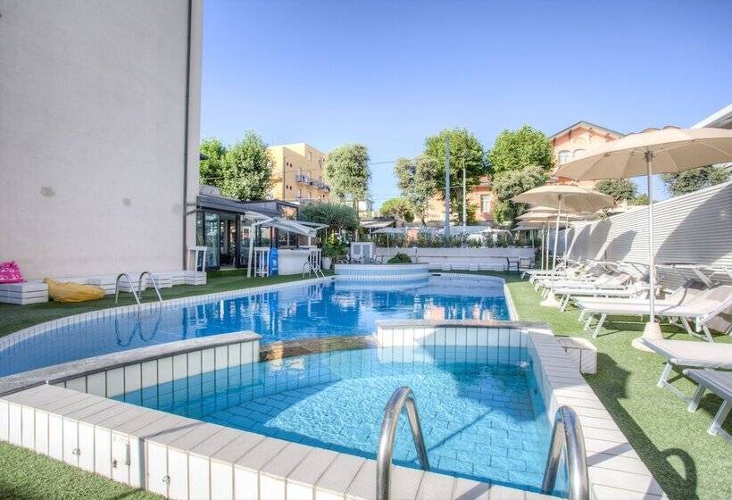 هتل Ferretti Beach