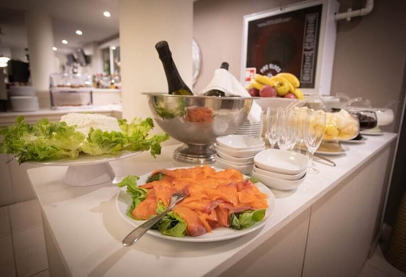 هتل Ferretti Beach