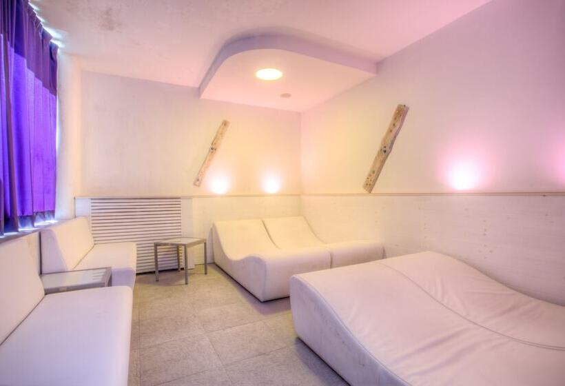 هتل Ferretti Beach